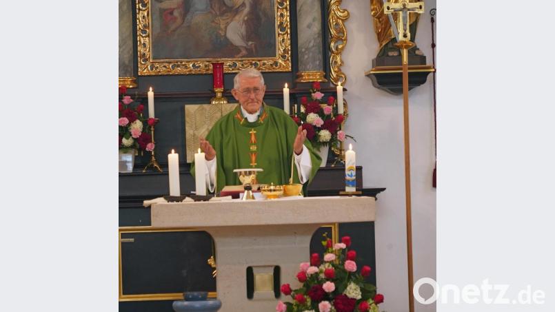 Pfarrer Andreas Renner feiert seine Geburtstags-Dankmesse in der Haselbacher St.-Peter-und-Paul-Kirche. Bild: fvo