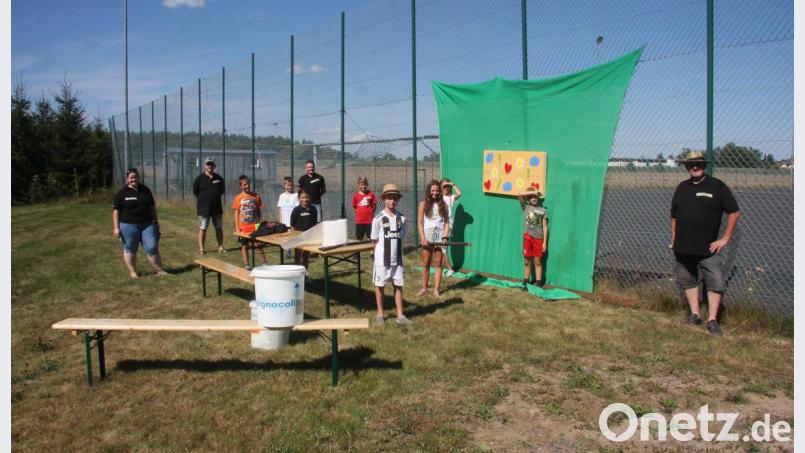 Am Ferienprogramm des Schönhaider Schützenvereins „Fortuna 1910“ nahmen 8 Kinder teil. Geleitet wurde der Wettbewerb von Julia Gmeiner (links). Bild: wro
