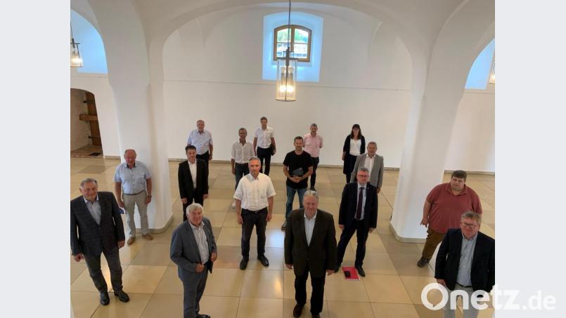 Zur Bahnstromtrasse formulierten die Teilnehmer eines internen Treffens im König-Ruprecht-Saal ein Positionspapier. Bild: Angela Powalla, Landkreis Amberg-Sulzbach/exb
