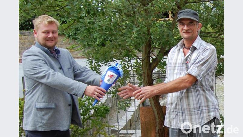 Zweiter Bürgermeister Dominik Baschnagel begrüßt Thomas Richtmann (rechts) mit einer kleinen Schultüte als neuen Hausmeister der Grundschule. Bild: sm