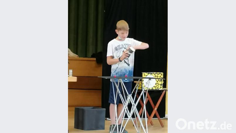 Die Freien Wähler Mitterteich luden beim Ferienprogramm zu einem Zauberei-Kurs ein. Bild: exb