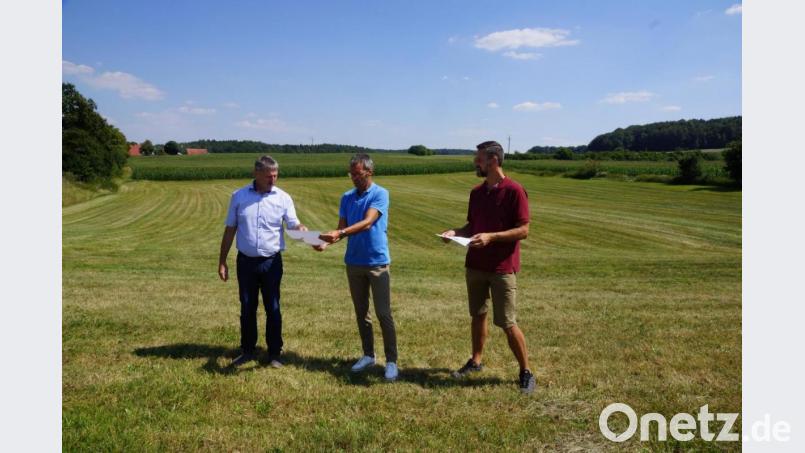 Die Bürgermeister Reiner Pickel, Peter Achatzi und Roman Berr bei einer Ortsbegehung bei Haid. Bild: sre