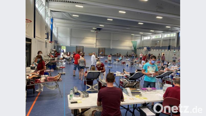 Ideale Bedingungen mit ausreichend Platz für das Blutspenden herrschen in der Vilsecker Mehrzweckhalle. Bild: Stefanie Gradl