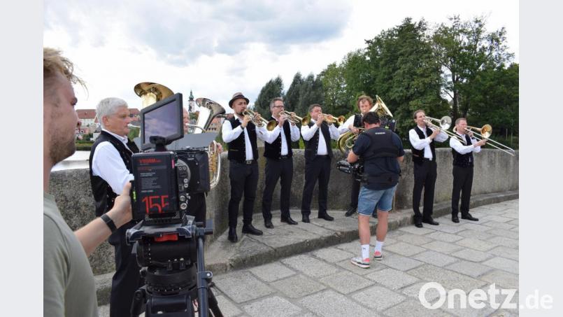 Ein Fernsehteam des Bayerischen Rundfunks filmte das Ensemble &quot;Klarus-Blech&quot; um Klaus Rustler auf der Fischhofbrücke im Fischhofpark für die Reihe &quot;Blasmusik in Bayern&quot;. Bild: szl