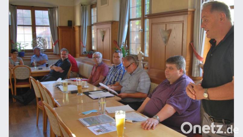 Auf dem Podium bei dem Info-Abend zur Bahnstromtrasse (von rechts): Gerhard Pirner (Gemeinderat Etzelwang), Dieter Dehling (Bürgermeister Illschwang), Anton Peter (Bürgermeister Ammerthal), Stefan Anderle (Dritter Bürgermeister Ammerthal) und Peter Zahn (Bund Naturschutz). Bild: gsp