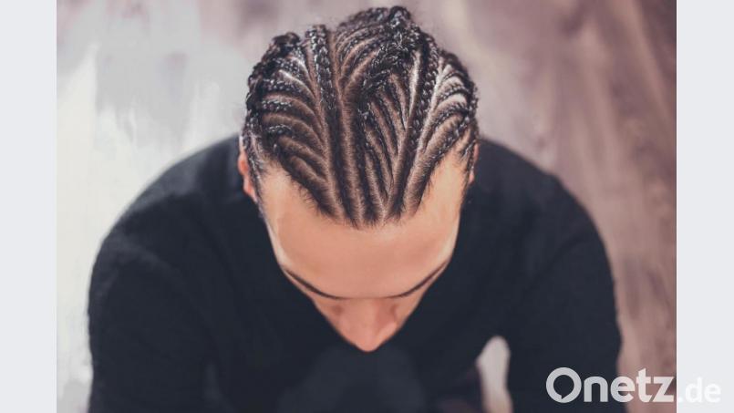 Die sogenannten Boxer Braids werden ganz eng am Kopf geflochten und eigenen sich für jede Haarlänge. Bild: Сабина Аблизина/stock.adobe.com