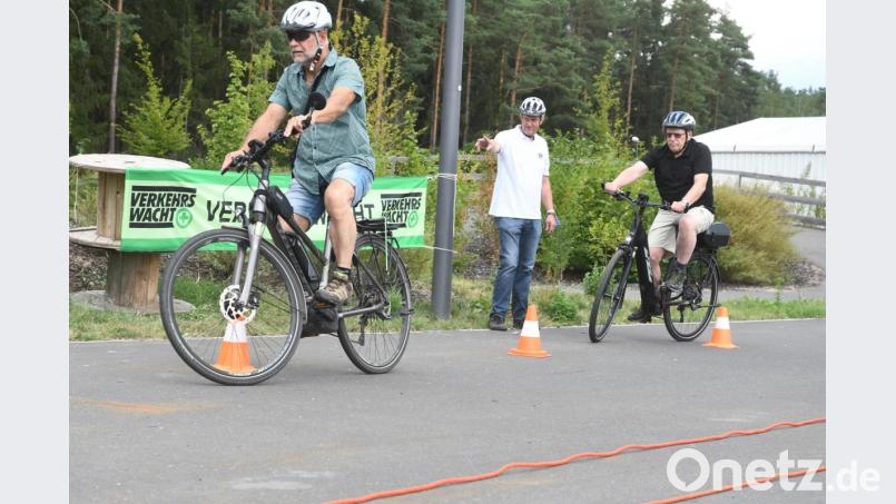 Das Slalom-Fahren verlief nicht bei allen so flüssig wie hier. Initiator Josef Argauer, Geschäftsführer der Ortsverkehrswacht Weiden (Mitte), gab den Teilnehmern viele Tipps. Bild: Gabi Schönberger