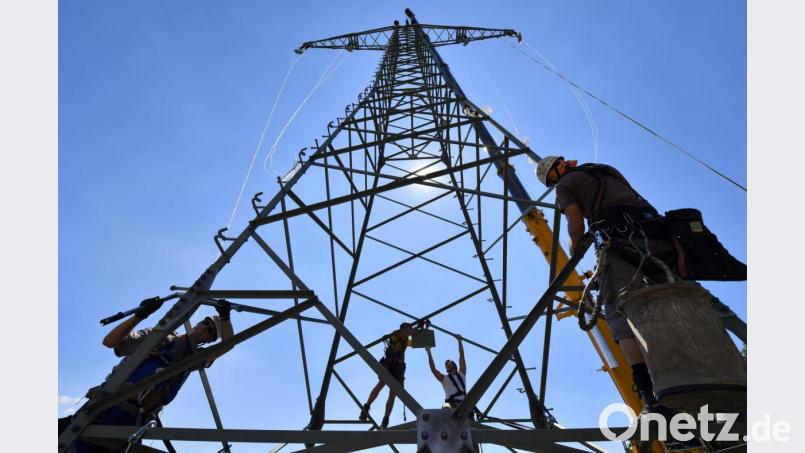 Monteure arbeiten an einem neuen Mast für eine künftige Bahnstromtrasse (Symbolbild). Bild: Martin Schutt/dpa