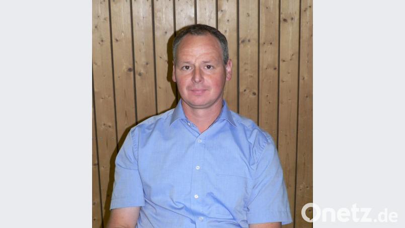 Jagdvorstand Christian Pschierer leitet die Versammlung in der Schulturnhalle. Rückblickend sind die Jagdgenossen sowie die Pächter mit dem abgelaufenen Jahr zufrieden. Bild: lep