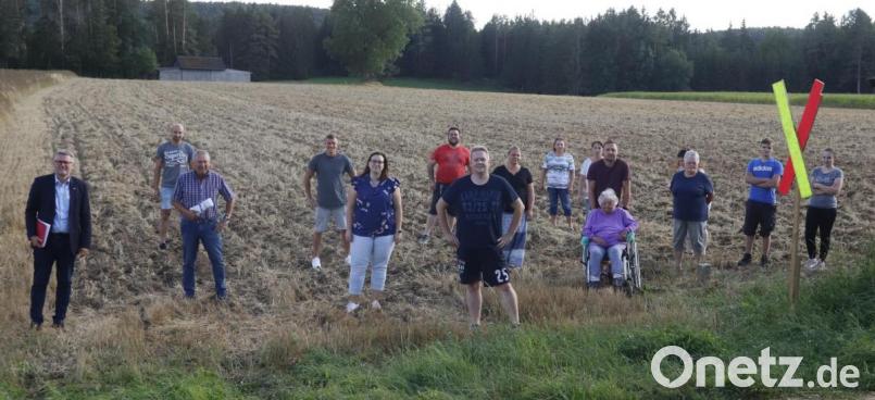 .Die Prohofer Einwohner gruppierten sich mit Bürgermeister Michael Göth (links) am Andreaskreuz. Bild: mfh