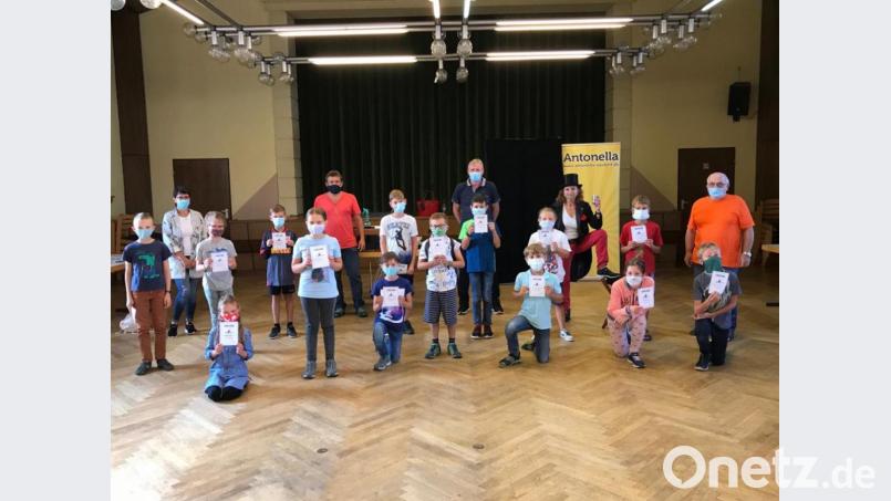 Die Freien Wähler Mitterteich luden beim Ferienprogramm zu einem Zauberei-Kurs mit Zauberin Antonella (hinten, Dritte von links). Betreut wurden die Kinder von (von links) Sonja Gleißner, Klaus Schuller, Bernhard Thoma und Ernst Bayer. Bild: exb