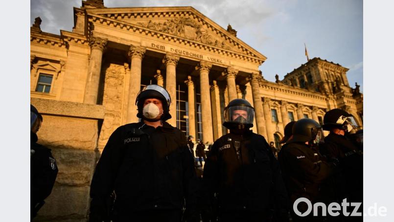 Polizisten stehen vor dem Reichstag. Demonstranten gegen die staatliche Corona-Politik haben am Samstagabend eine Absperrung am Reichstagsgebäude in Berlin durchbrochen. Bild: Fabian Sommer/dpa