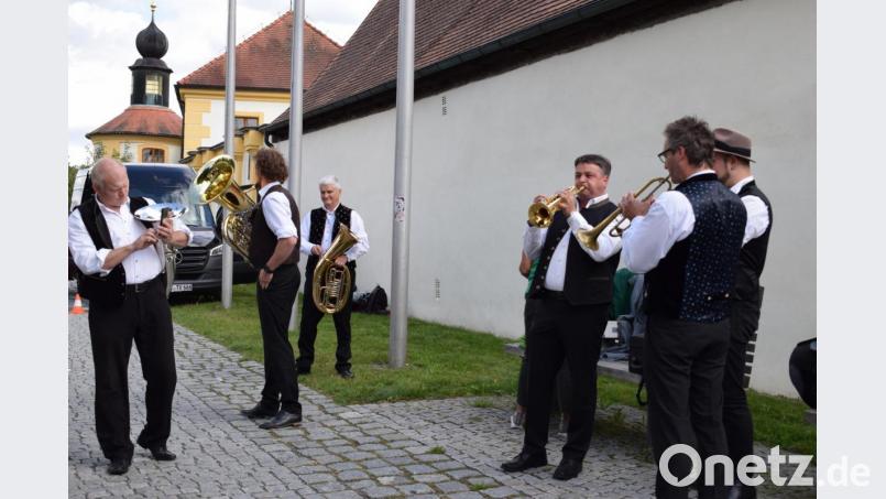 Das Ensemble &quot;Klarus-Blech&quot; um Klaus Rustler spielt sich vor den Fernsehaufnahmen ein. Bild: szl
