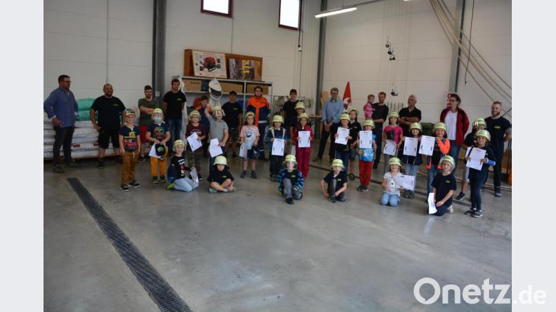 Groß war das Interesse am Ferienprogramm der Feuerwehr Groschlattengrün am Freitagnachmittag. Zwanzig Kinder waren gekommen, die sich abschließend über einen neuen Kinderfeuerwehrhelm freuen durften. Mit dabei Kommandant Stefan Heindl (Vierter von links), Bürgermeister Stephan Schübel (links), sowie die Vertreter der Feuerwehr und die beiden Jugendbeauftragten. Bild: jr