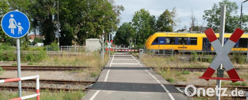 Der niveaugleiche Bahnübergang von der Böttger- zur Bahnhofstraße in Schwarzenfeld soll für die beiden befahrenen Gleise durch eine Unter- oder Überführung beseitigt werden. Bild: ohr