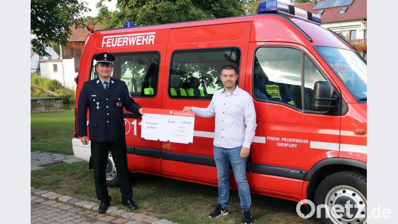 Andreas Eckert übergibt den Scheck an den Vorsitzenden der Dießfurter Feuerwehr Hermann Lorenz. Bild: jma