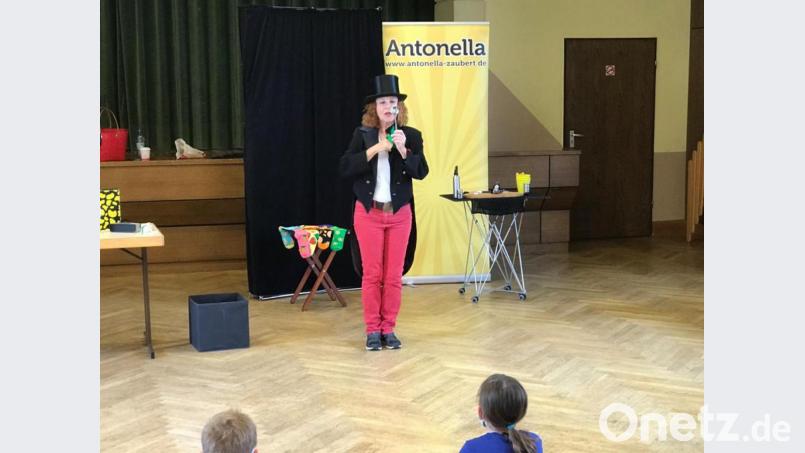 Zauberin Antonella brachte den 14 teilnehmenden Kindern viele Tricks bei. Bild: exb