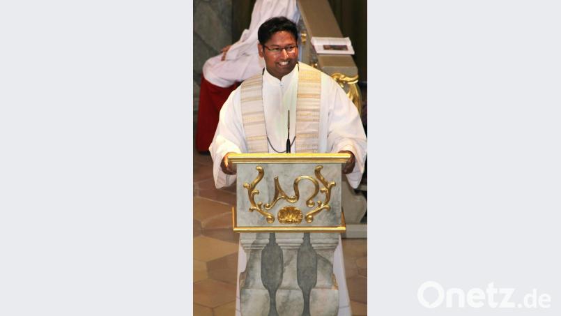 Erfreut über die wohlwollenden Abschiedsworte und die großzügige Spende dankte Kaplan William Akkala seinerseits der Pfarrgemeinde Niedermurach und verabschiedete sich mit einem Lächeln. Bild: Josef Böhm