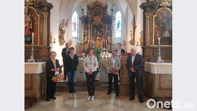 Die Vertreter der kirchlichen Vereine gratulierten Pfarrer Markus Ertl zum Jubiläum. Bild: Pfarrei St. Anna/exb