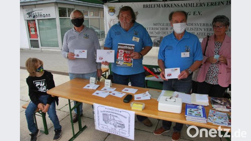 Hans Dietmayr, Werner Zylowski, Klaus Schmien (von links) von den Amberger Philatelisten präsentierten die Sonderbriefmarken zum „Tag der Jungen Briefmarkenfreunde“. Bild: gsp
