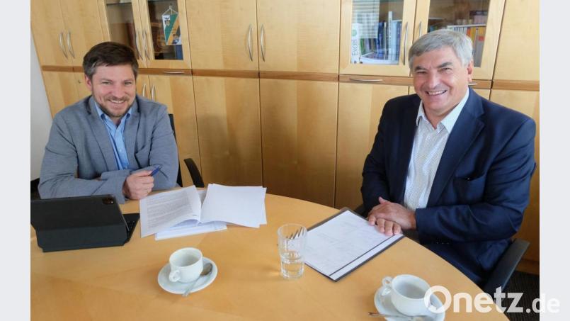 MdB Karl Holmeier (rechts) gratulierte Peter Neumeier noch zur Wahl zum Ersten Bürgermeister des Marktes Schwarzenfeld. Das anschließende Gespräch verlief in einer lockeren Atmosphäre. Bild: ohr