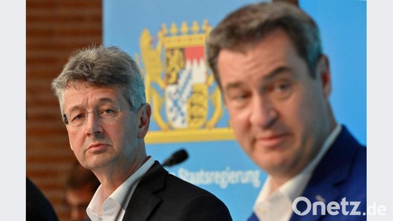 Kultusminister Michael Piazolo (links, Freie Wähler) und Ministerpräsident Markus Söder verkünden die Maßnahmen für den Schulstart. Bild: Peter Kneffel/dpa