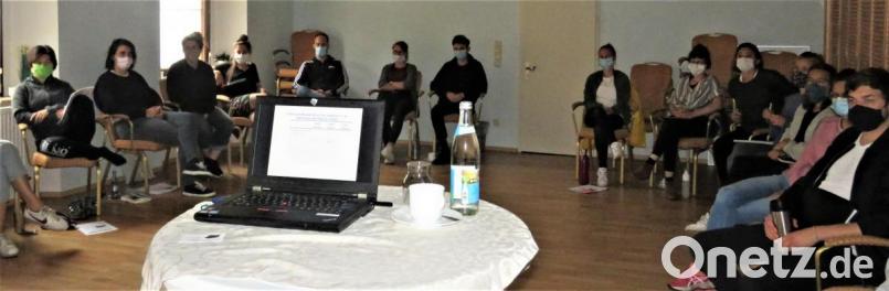 Aufmerksam lauschten die Slow-Food-Anhänger im Vortragsraum des Fuchsmühler Schlosses dem Referenten zum Thema Binnenfischerei und Karpfenzucht. Bild: ubb