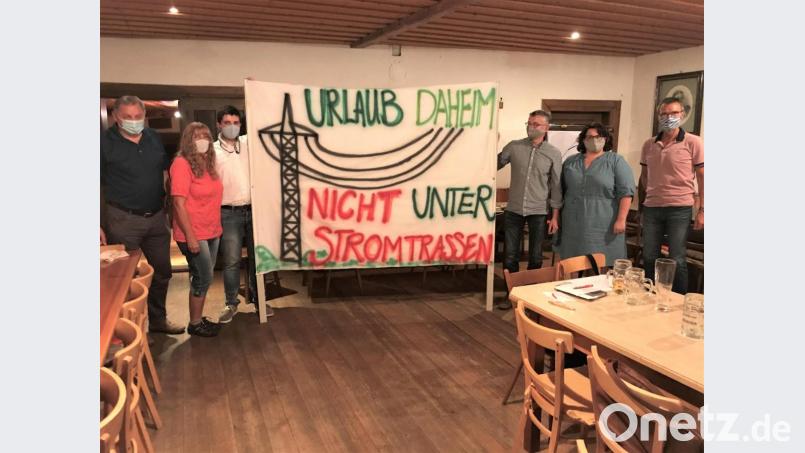 Kritik an den Plänen der Bahn äußern (von links) Gerhard Pirner, Petra Kastner, Thomas Kastner, Hermann Gradl, Pia Huber und Bürgermeister Peter Achatzi. Bild: Kastner/exb