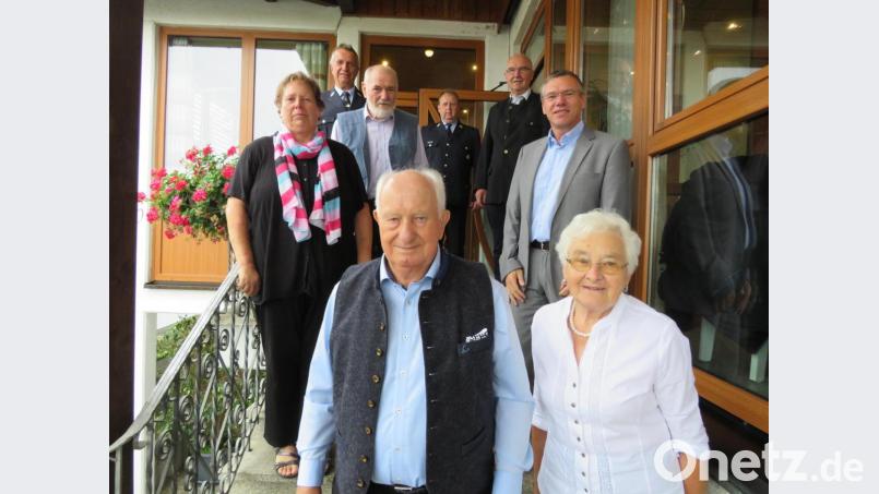 Über die Glückwünsche zum 85. Geburtstag der Vereinsvertreter und von Bürgermeister Reinhard Sollfrank freute sich Josef Dagner (vorne, links) mit seiner Frau Stilla. . Bild: adj