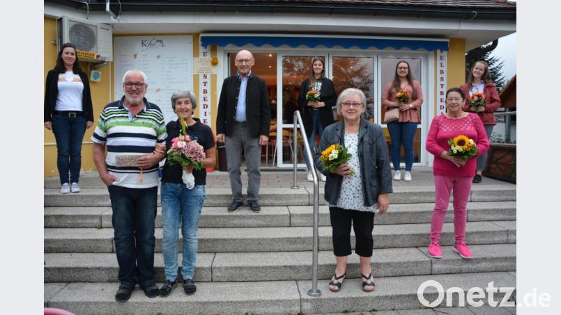 Am Sonntag endete eine zehnjährige Ära im Egrensisbad Waldsassen. Karin und Max Kreitmeier haben das „K.fee“ an die Stadt zurückgegeben, das sie zehn Jahre lang erfolgreich bewirteten. Abschließender Dank galt dem Personal. Von links: Johanna Neumann, Max und Karin Kreitmeier, Zweiter Bürgermeister Karlheinz Hoyer, Sofie Schöffl, Maria Hautmann, Verena Mickisch, Ella Johnson und Marika Rustler. Bild: jr