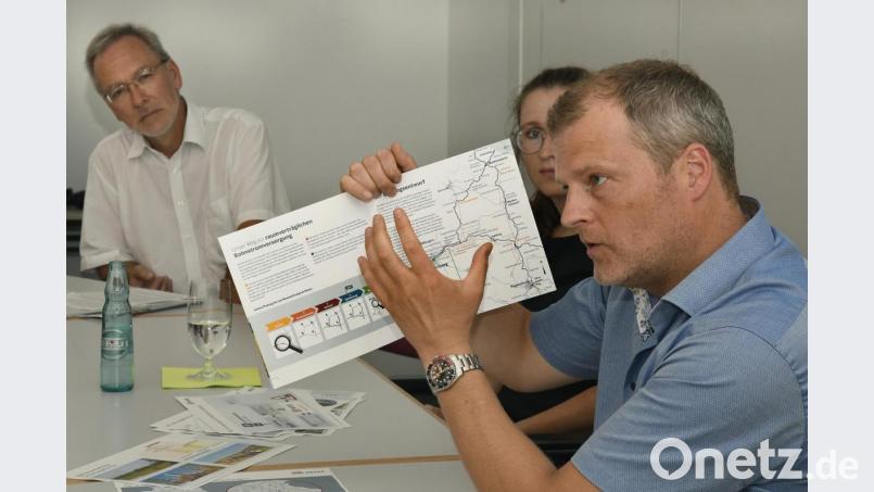 Im Redaktionsgespräch mit der Amberger Zeitung informieren Matthias Trykowski, DB-Gesamtprojektleiter Bahnausbau Nordostbayern, Kommunikationsmitarbeiterin Marion Fink und Franz Lindemair, Pressesprecher für DB-Großprojekte (von rechts), über die Elektrifizierungspläne der Metropolenbahn. Bild: Petra Hartl
