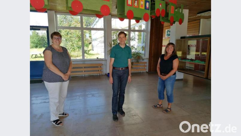 Lothar Drachsler ist neuer Schulleiter in Dieterskirchen. Bürgermeisterin Anita Forster (links) und Lehrerin Monika Hödl (rechts) begrüßten ihn. Bild: Maria Bergschneider/exb