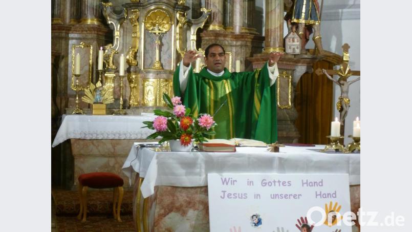Pfarrer Benny Joseph erteilt den Segen nach seinem ersten Gottesdienst in der Pfarreiengemeinschaft Freihung-Großschönbrunn. Bild: bk