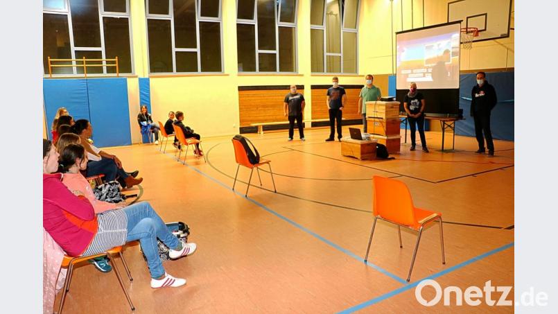 Kinder und Jugendliche genießen mit ihren Eltern die erste Edelsfelder Filmnacht in der Turnhalle. Bild: gru