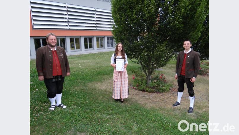 Dirigent Tobias Zeitler und Vorsitzender Michael Niebauer sowie die gesamte Stadtkapelle gratulierten Lisa Zeitler zu ihrem großartigen Erfolg Bild: Jürgen Hagl/exb