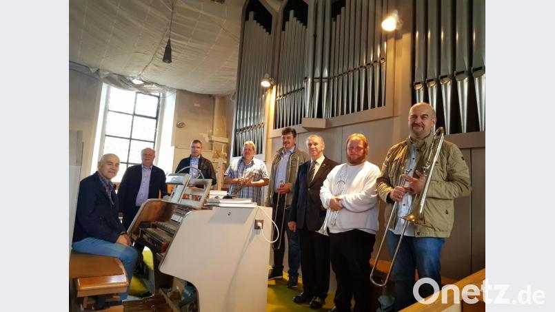 Pfarrer Josef Most (Dritter von rechts) dankt dem Bläser-Ensemble sowie Organist Hans Karl für die glanzvolle Aufführung der „Missa de Loreto“. Bild: gi
