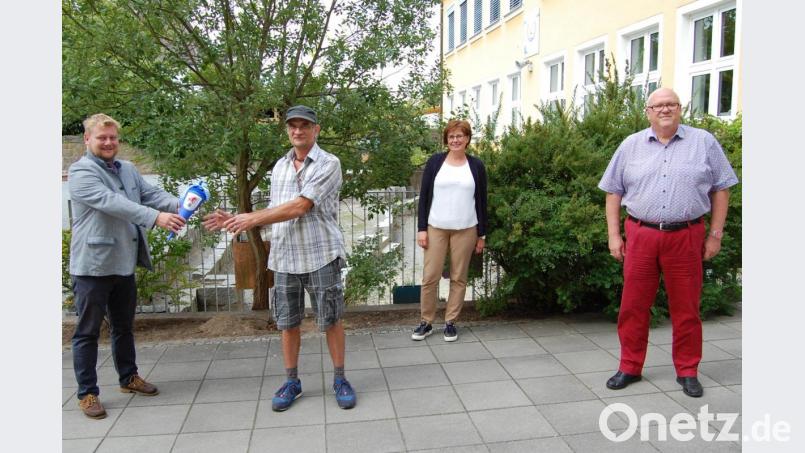 Zweiter Bürgermeister Dominik Bachnagel (links) begrüßte zusammen mit Schulleterin Doris Bodensteiner und Geschäftsleiter Rüdiger Fuhrmann den neuen Hausmeister der Grundschule Thomas Richtmann (Zweiter von links). Bild: sm
