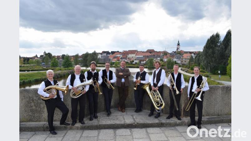 Das obligatorische Gruppenbild am Ende der Fernsehaufnahmen: Die Formation &quot;Klarus-Blech&quot; um Gründer Klaus Rustler (links) mit Moderator Georg Ried (Mitte). Bild: szl