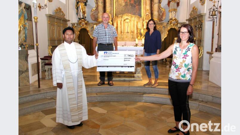 Eine großzügige Spende aus den Einnahmen des „Bunten Abends“ der KLB übergaben (von rechts) KLB-Vorsitzende Monika Gillitzer, PGR-Sprecherin Irmgard Glaser und KLB-Vorsitzender Alfons Wittmann an Kaplan William Akkala. Das Geld kommt einem katholischen Internat in Akkalas Heimatdiözese Nellore zugute. Bild: Josef Böhm