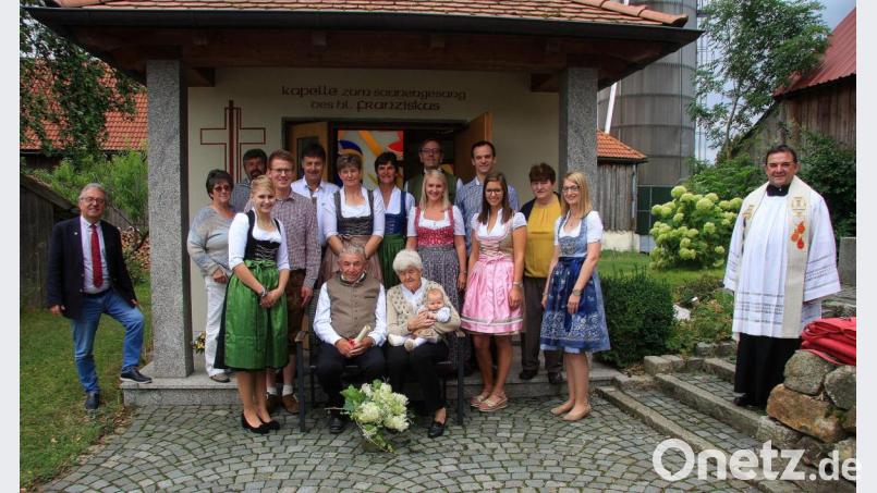 Mit einer Andacht in der Mühlhofer Franziskus-Kapelle feierten Maria und Gottfried Hankl ihre Diamantene Hochzeit. Es gratulierte die Familie, zudem Pfarrer Konrad Amschl (rechts) und Bürgermeister Toni Dutz (links). Bild: wro