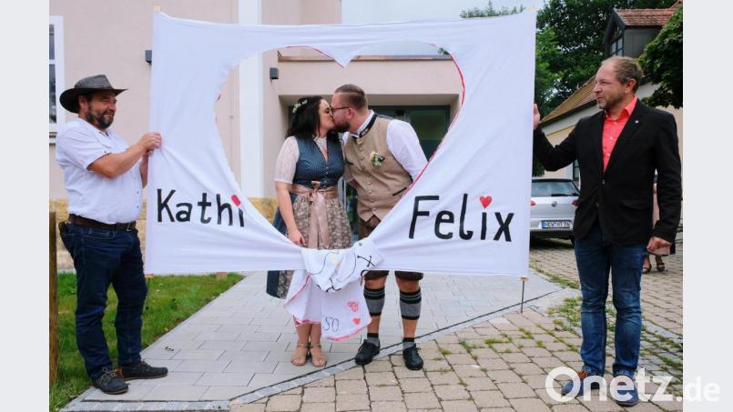 Felix und Kathi werden nach der Trauung von vielen Gratulanten empfangen. Bild: do