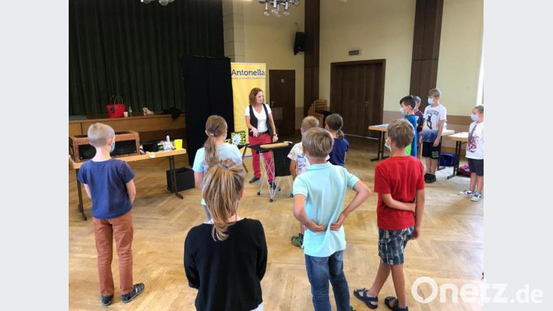 Die Freien Wähler Mitterteich luden beim Ferienprogramm zu einem Zauberei-Kurs ein. Bild: exb