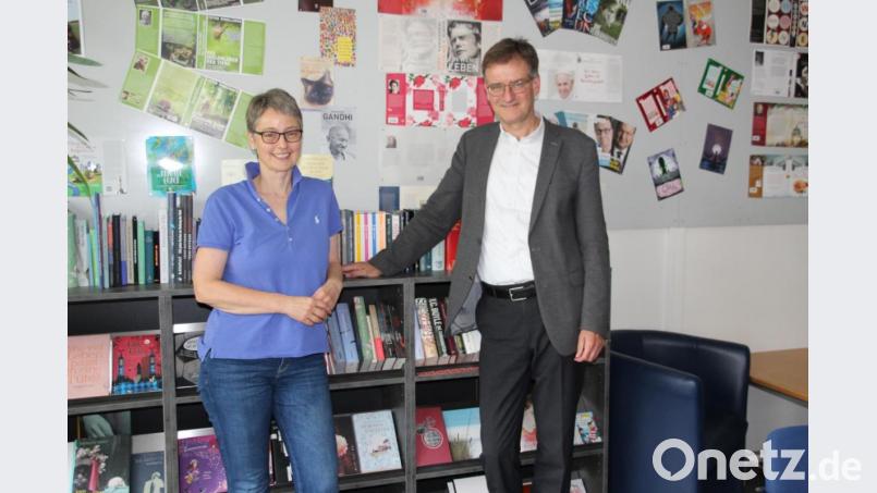 Bei ihnen dreht sich alles um Bücher: Geschäftsführerin Ursula Pustet (52) und ihr Bruder, Verleger Friedrich Pustet (60), der aber von allen nur Fritz genannt wird. Bild:  Valerie Tielich