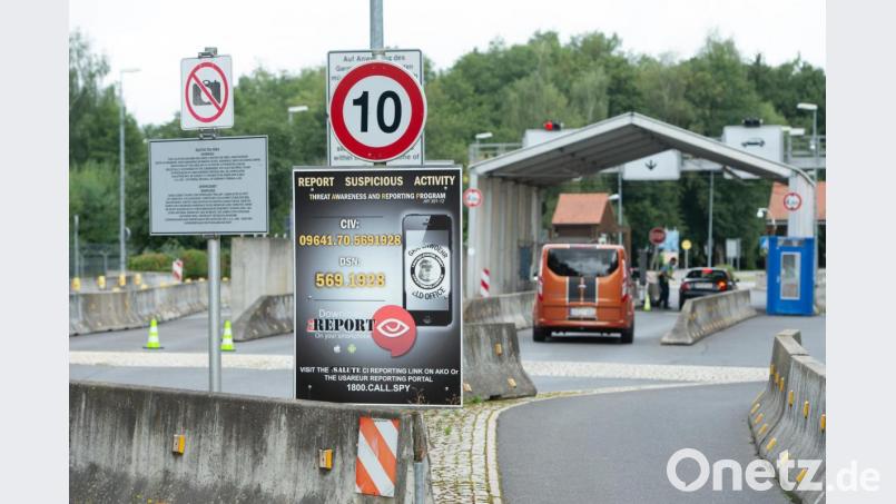 Besucher fahren durch den Eingang der Rose Barracks in Vilseck auf den Truppenübungsplatz. Foto: Timm Schamberger/dpa Bild: Timm Schamberger