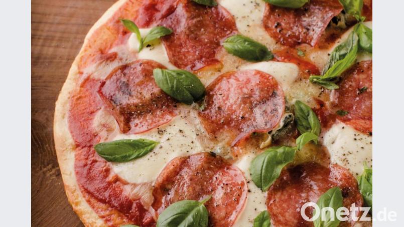 Trotz eines Verkehrsunfalls lieferte der Mitarbeiter einer Regensburger Pizzeria die heiße Ware beim Kunden ab. Mit kleinen Schönheitsfehlern. Symbolbild: Miriam Primik/dpa