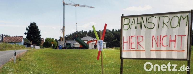 Überall im Land stehen derzeit die Protestplakate gegen die Stromtrasse, hier bei Prohof. Sie zeugen von der tiefen Ablehnung der jetzigen Planung der DB. Bild: Stephan Huber