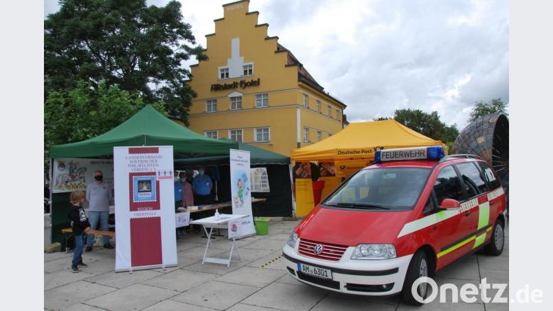 Die Feuerwehr war mit einem Einsatzfahrzeug neben dem Info-Stand der „Jungen Briefmarkenfreunde Amberg“. Bild: gsp