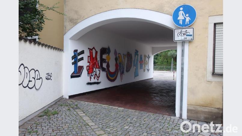 Die Teilnehmer am Graffiti-Workshop &quot;verewigten&quot; sich mit einem eigenen Buchstaben. Es entstand ein buntes Farbenspiel. Bild: Hirsch