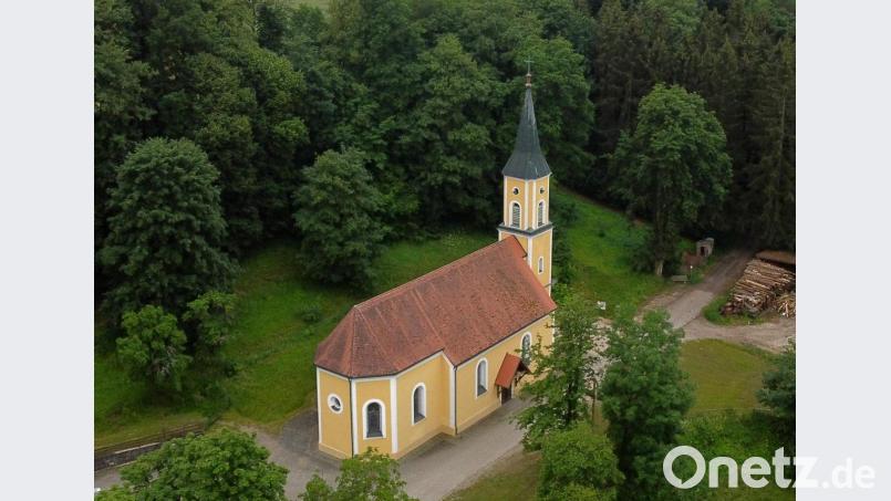 Ab Sonntag steht sie wieder im Mittelpunkt, die Wallfahrtskirche auf dem Mausberg bei Gebenbach: Wegen Corona muss der große Ansturm auf das Bergfest in diesem Jahr allerdings ausbleiben. Bild: swo