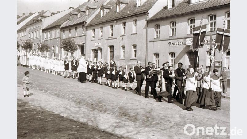 Die Eschenbacher Stadtkapelle begleitet in den 1950er Jahren die Erstkommunionkinder von der Bergkirche zur Pfarrkirche. Josef Schreml wirkt als Tubaspieler mit. Repro: exb
